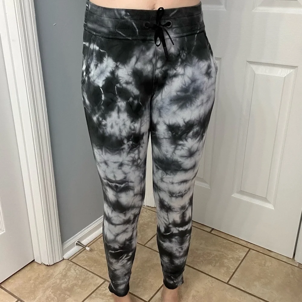 Lululemon Jogger Pants Warm Down Earth Dye Stone Gray Gym Size 2 Extra Small